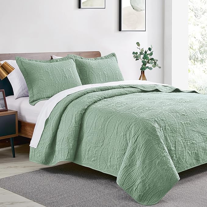 Love's cabin California King Size Quilt Bedding Set Sage Bedspreads - Cal King Summer Lightweight Bedspread Comforter - Coin Pattern Coverlet for All Season - 3 Pieces (1 Quilt, 2 Pillow Shams)
