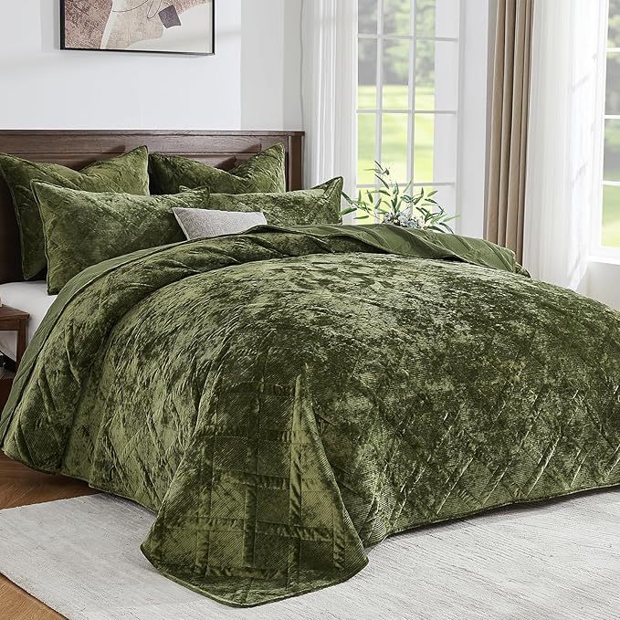 Qucover Olive Green Oversized Queen Velvet Quilt and Sham Set, Luxury Velvet Quilt Queen Bedspread Coverlet, Ultra Soft Winter Comforter Bedding Set for All Seasons