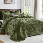 Qucover Olive Green Oversized Queen Velvet Quilt and Sham Set, Luxury Velvet Quilt Queen Bedspread Coverlet, Ultra Soft Winter Comforter Bedding Set for All Seasons