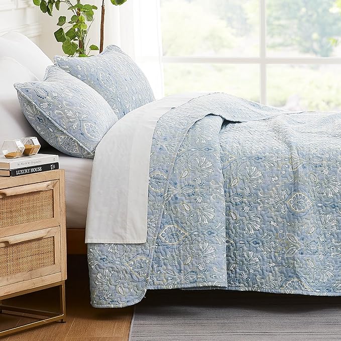 Southshore Fine Living, Inc. Twin XL Comforter Quilt Set, Dorm Bedding Essentials, Stain Resistant, Machine Washable Paisley Boho Bed Spread, Twin XL Quilt Bedspread Set w/Pillow Sham, Blue Paisley