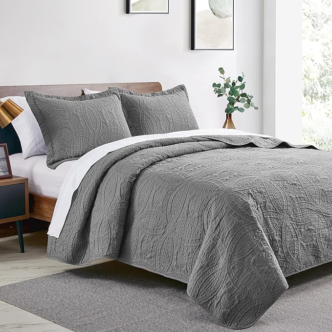 Love's cabin California King Size Quilt Bedding Set Grey Bedspreads - Cal King Summer Lightweight Bedspread Comforter - Coin Pattern Coverlet for All Season - 3 Pieces (1 Quilt, 2 Pillow Shams)