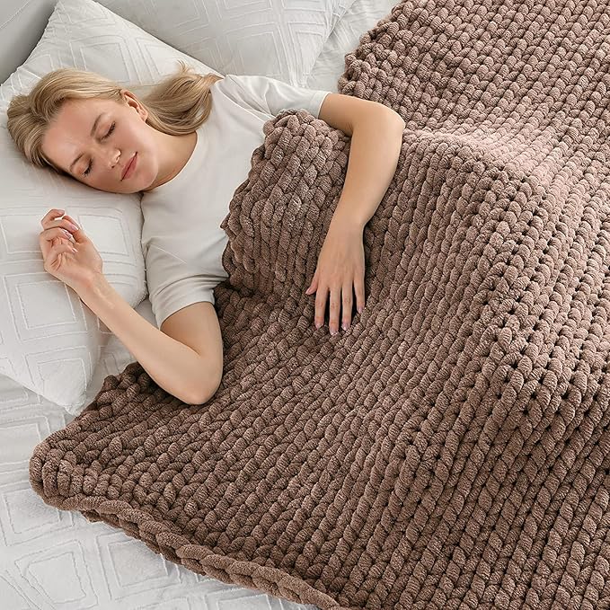 Maetoow Tighter Version Chenille Chunky Knit Blanket Throw （60×80 Inch）, Handmade Warm & Cozy Blanket Couch, Bed, Home Decor, Soft Fleece Banket, Boho Thick Blankets and Giant Yarn Throws，Brown