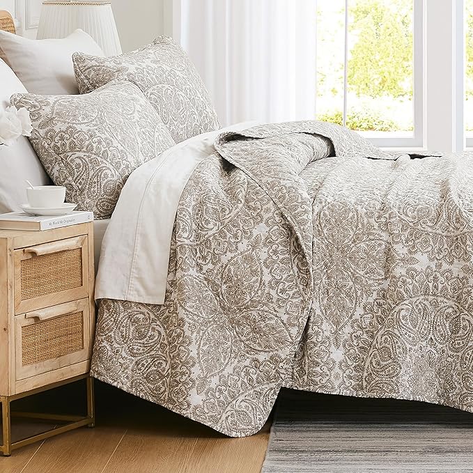 Southshore Fine Living, Inc. Ashanti Collection Oversized King Quilt Bedding Set, Soft Fabric, Lightweight Bedspread 3-Piece, Two Matching Shams (108 in Wide x 98 in Long), Cal/King Quilt Sets, Bone